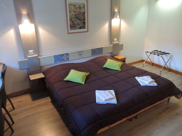 Habitación triple clásica | Ropa de cama de alta calidad y caja de seguridad en la habitación 