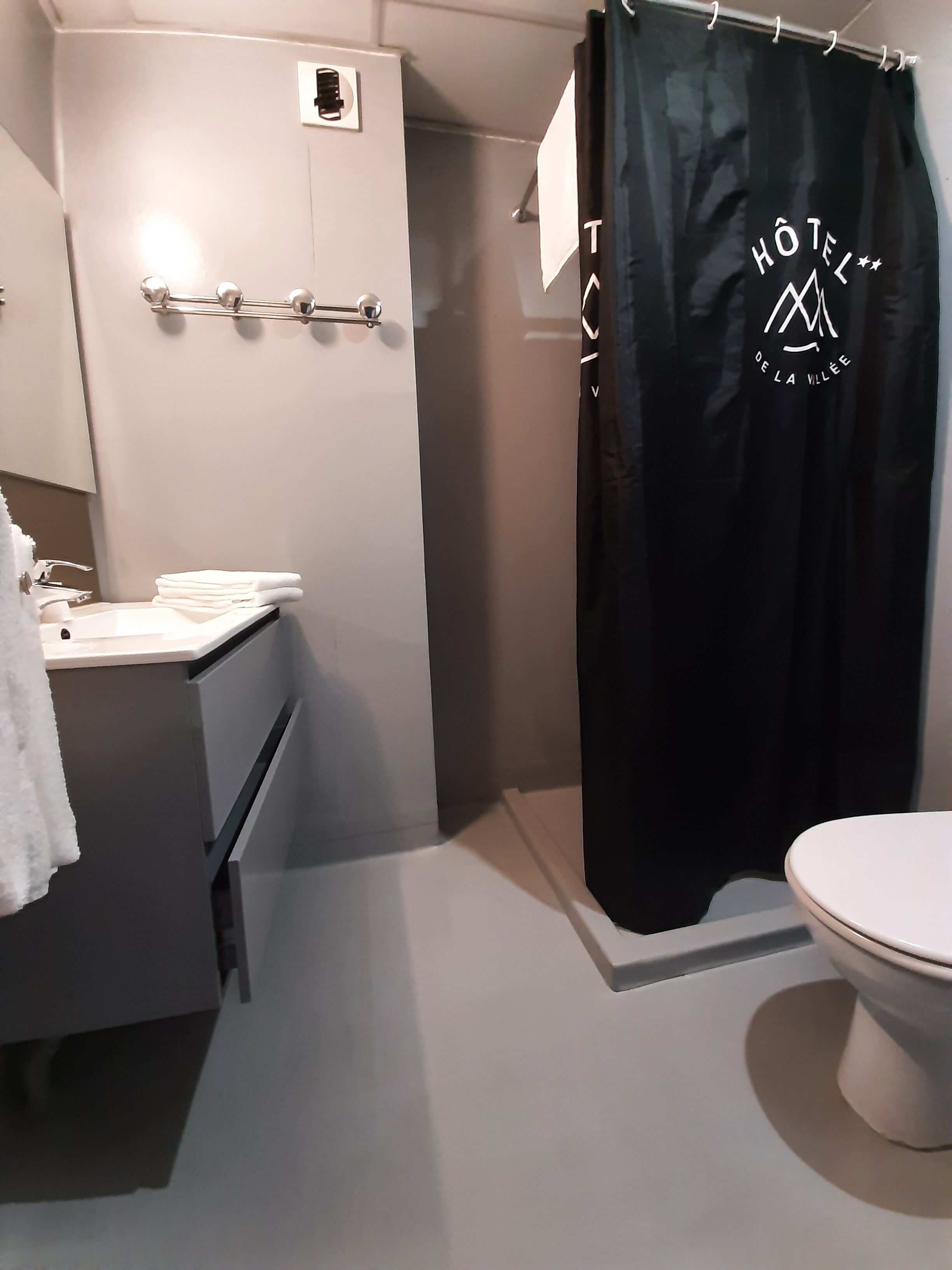 quadruple room | bathroom | shower, free toiletries, hair dryer, towels