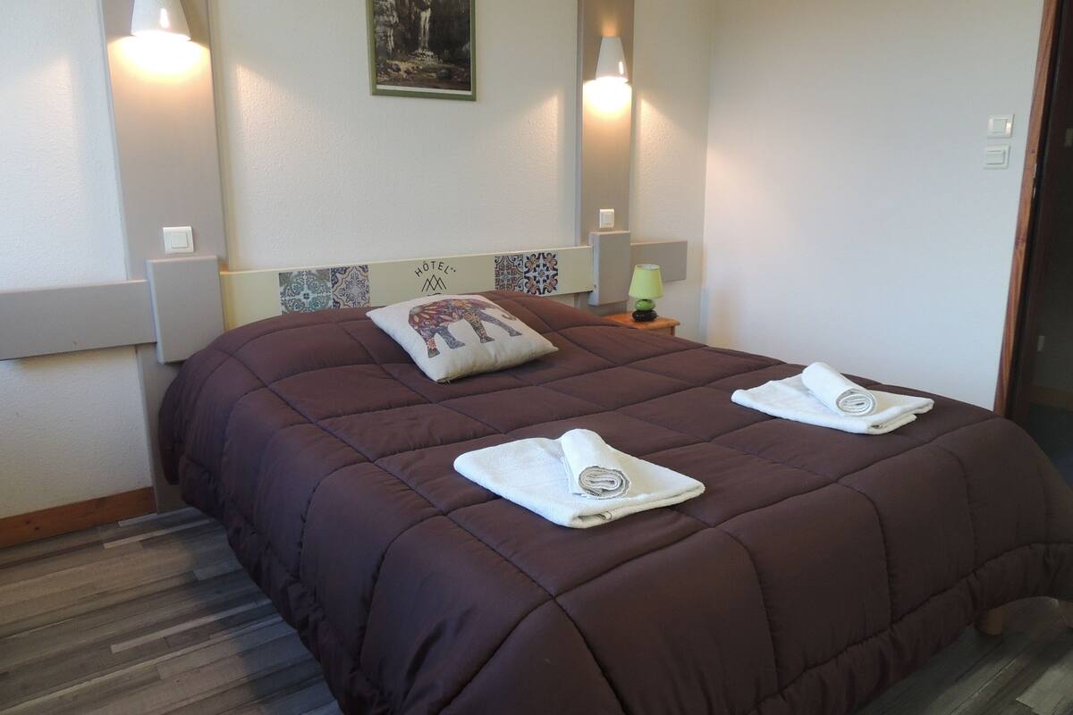 premium bedding, in-room safe, desk, soundproofing