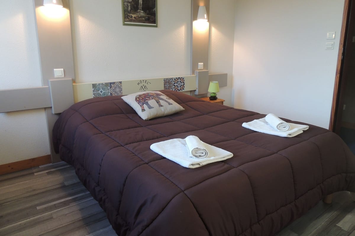 Premium bedding, in-room safe, desk, soundproofing
