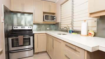 Premium Apartment, 2 Bedrooms, Ocean View, Executive Level | Private kitchen | Full-size fridge, microwave, oven, stovetop