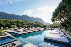 Outdoor pool, pool umbrellas, sun loungers - Hotel Amomoxtli (Tepoztlán)