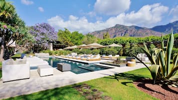 Ulkouima-allas, aurinkovarjoja, aurinkotuoleja