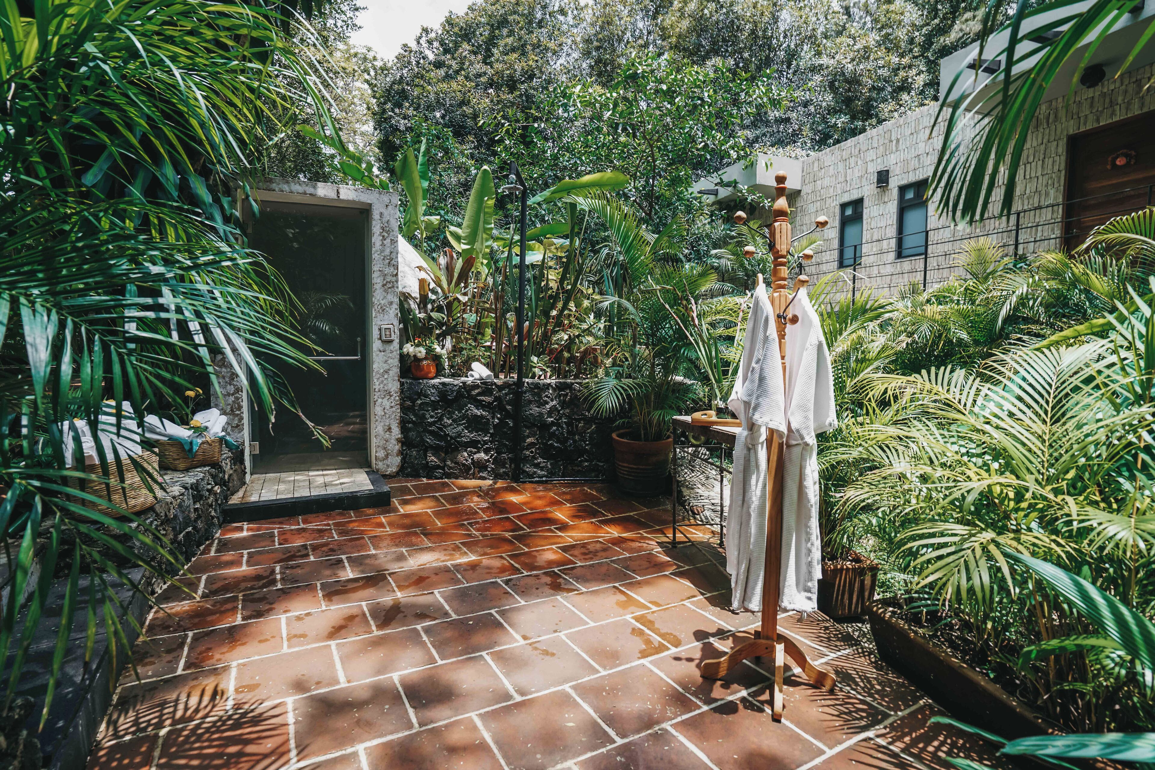 Área de tratamiento exterior, tratamientos corporales y aromaterapia 