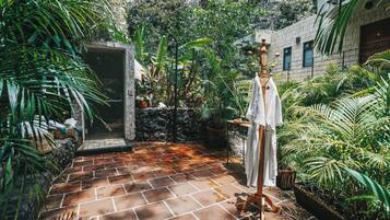 Área de tratamiento exterior, tratamientos corporales y aromaterapia