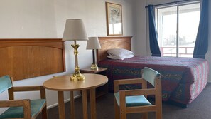 Standard Room, 1 Queen Bed - Second Floor | 起居區 | 平面電視