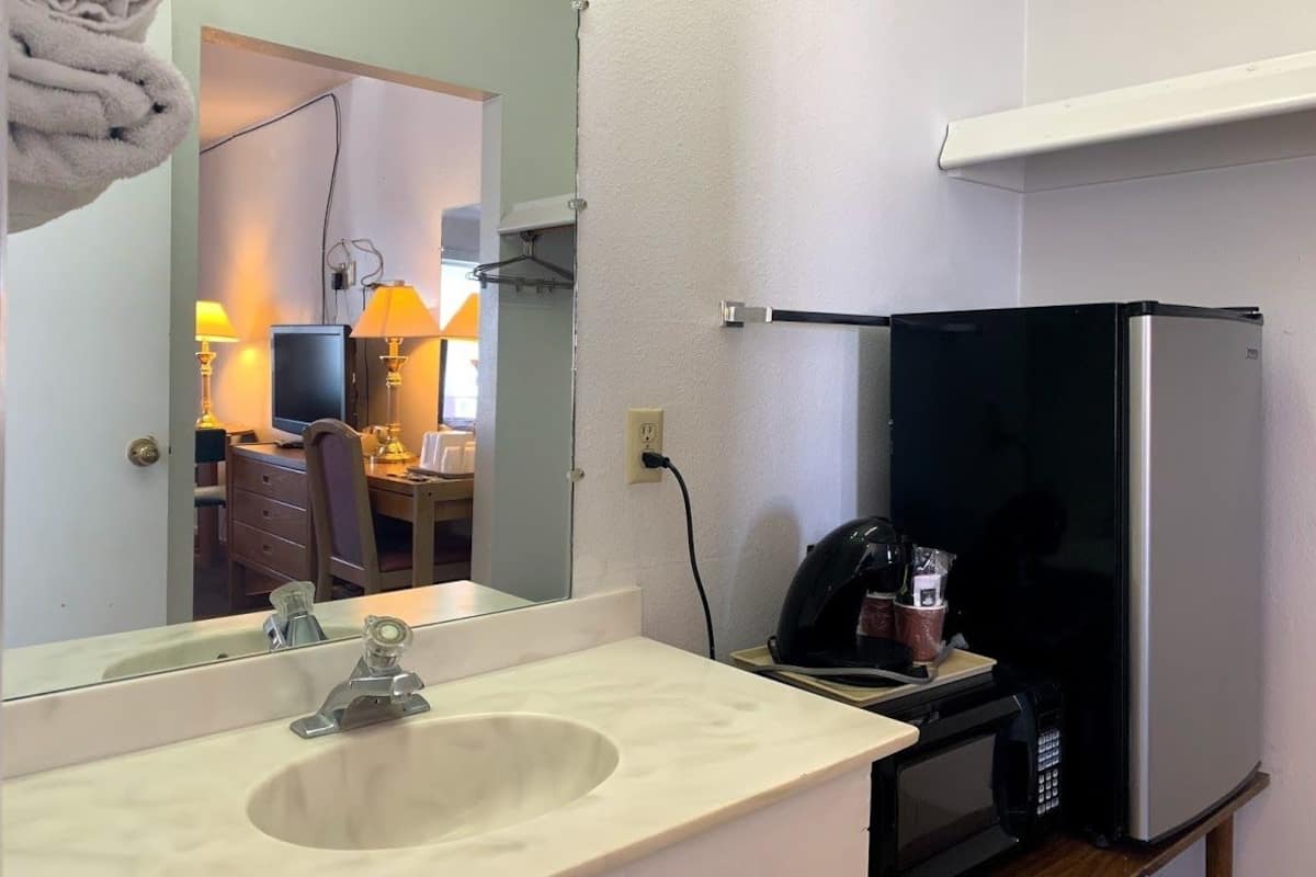 Kombinert dusj/badekar, toalettartikler (inkludert) og håndklær