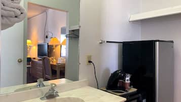 Tina con regadera, amenidades de baño gratuitas, toallas
