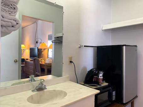 Combined shower/tub, free toiletries, towels