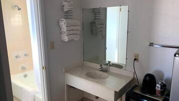 Bañera con ducha, artículos de tocador gratuitos, toallas