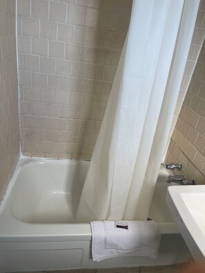 Standard Single Room, 1 Queen Bed | 浴室 | 淋浴/浴缸二合一、免費盥洗用品、毛巾