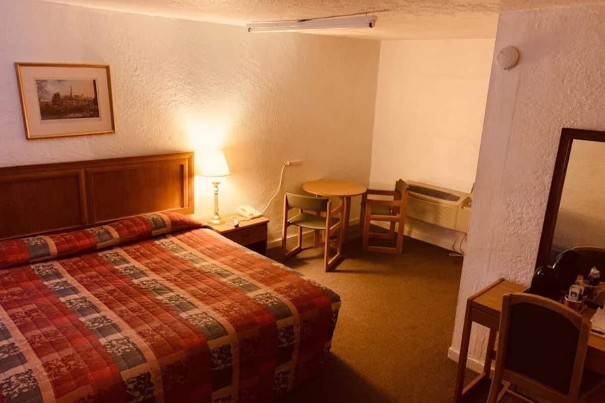 Basic Single Room - Ground Floor | 1 bedroom, desk, blackout drapes, bed sheets