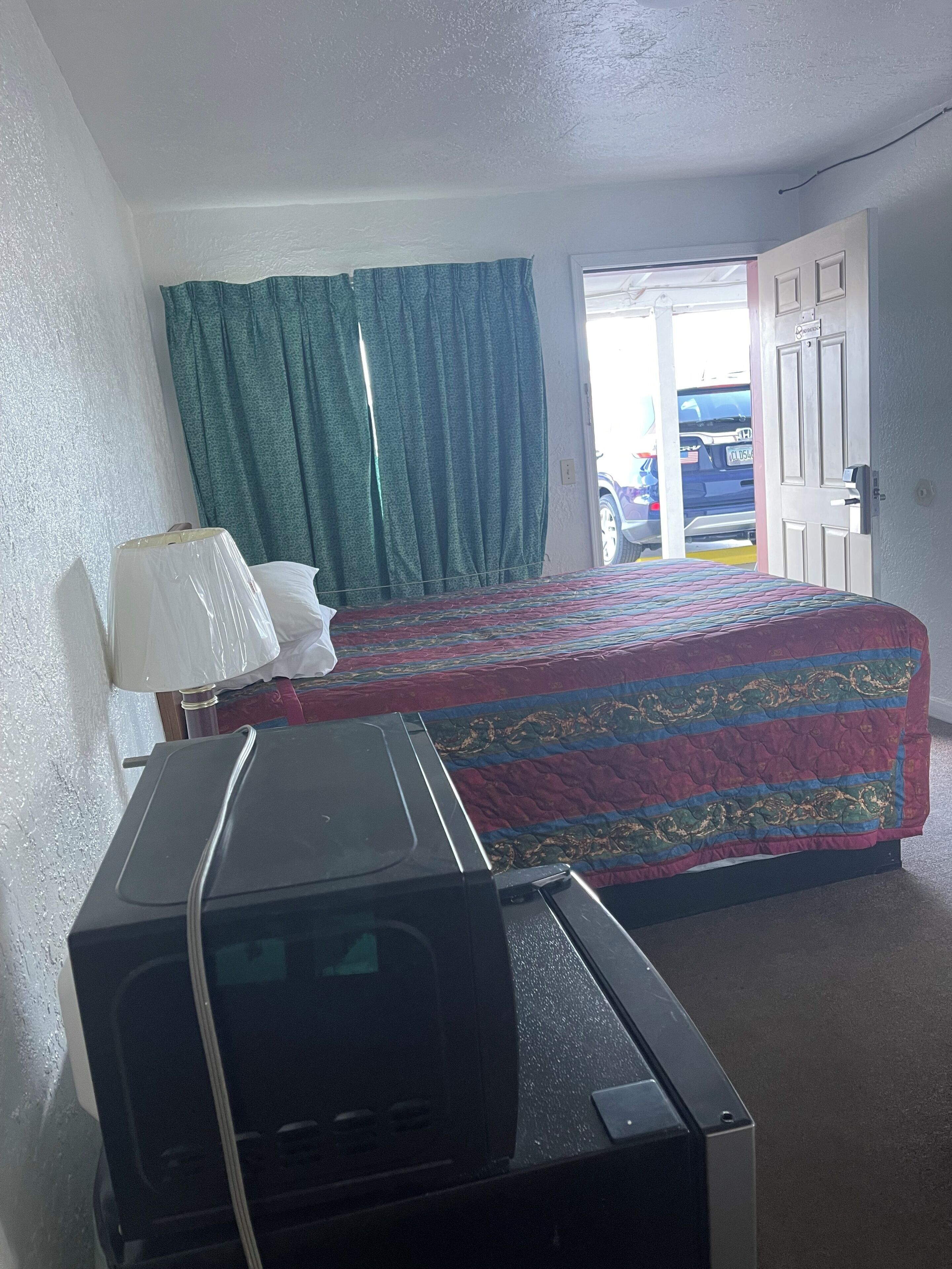 1 غرفة نوم ومكتب وستائر تعتيم وملاءات أسرّة