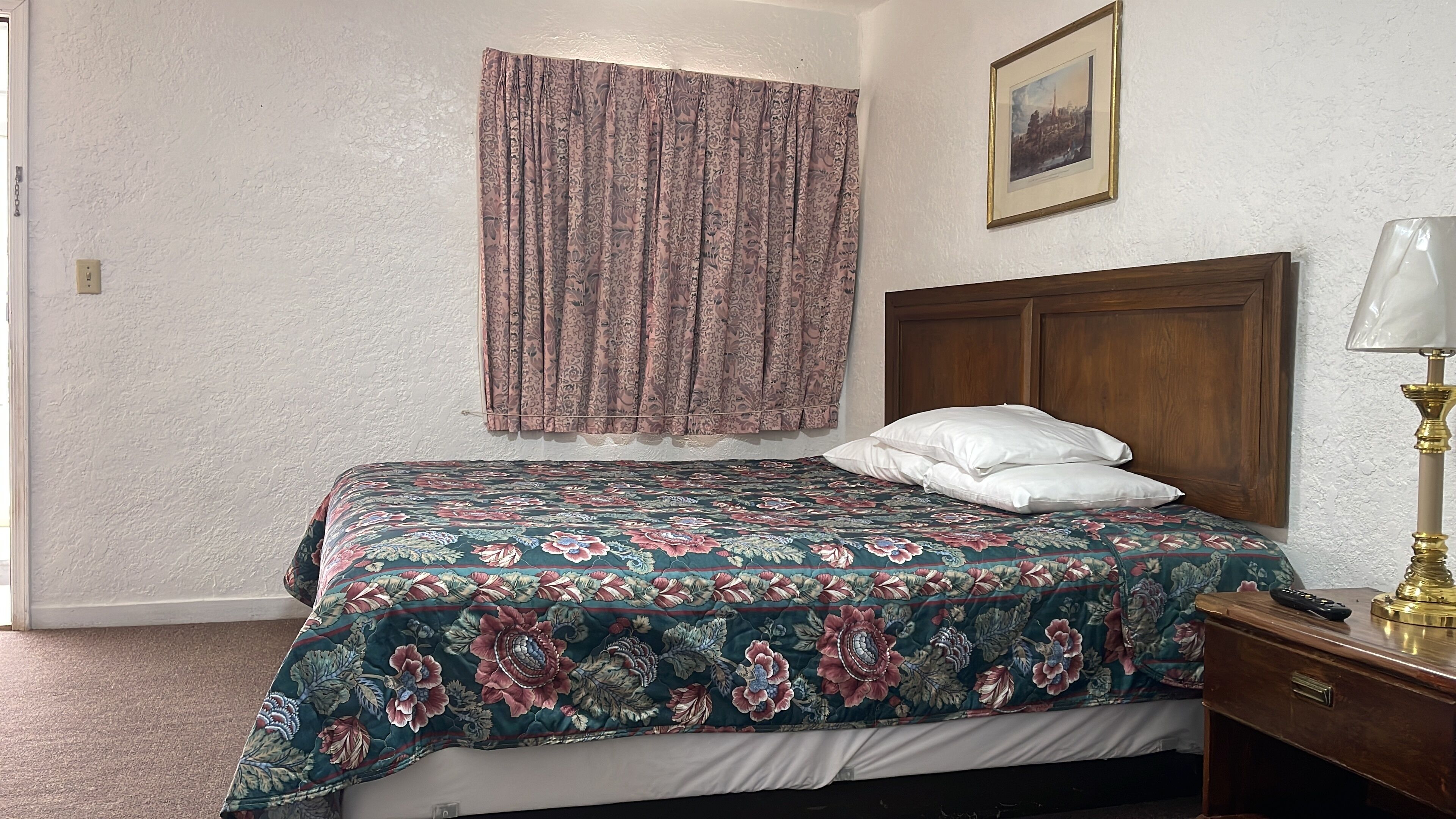 1 غرفة نوم ومكتب وستائر تعتيم وملاءات أسرّة