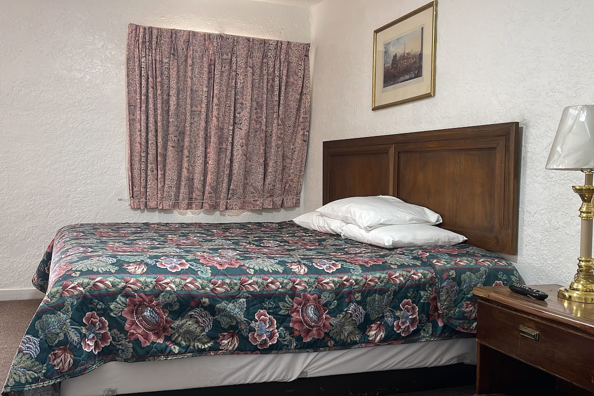 Standard Single Room, 1 Queen Bed | 1 bedroom, desk, blackout drapes, bed sheets