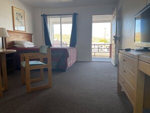 Standard Room, 1 Queen Bed - Second Floor | Living area | Flat-screen TV - Economy Inn (Kingman)