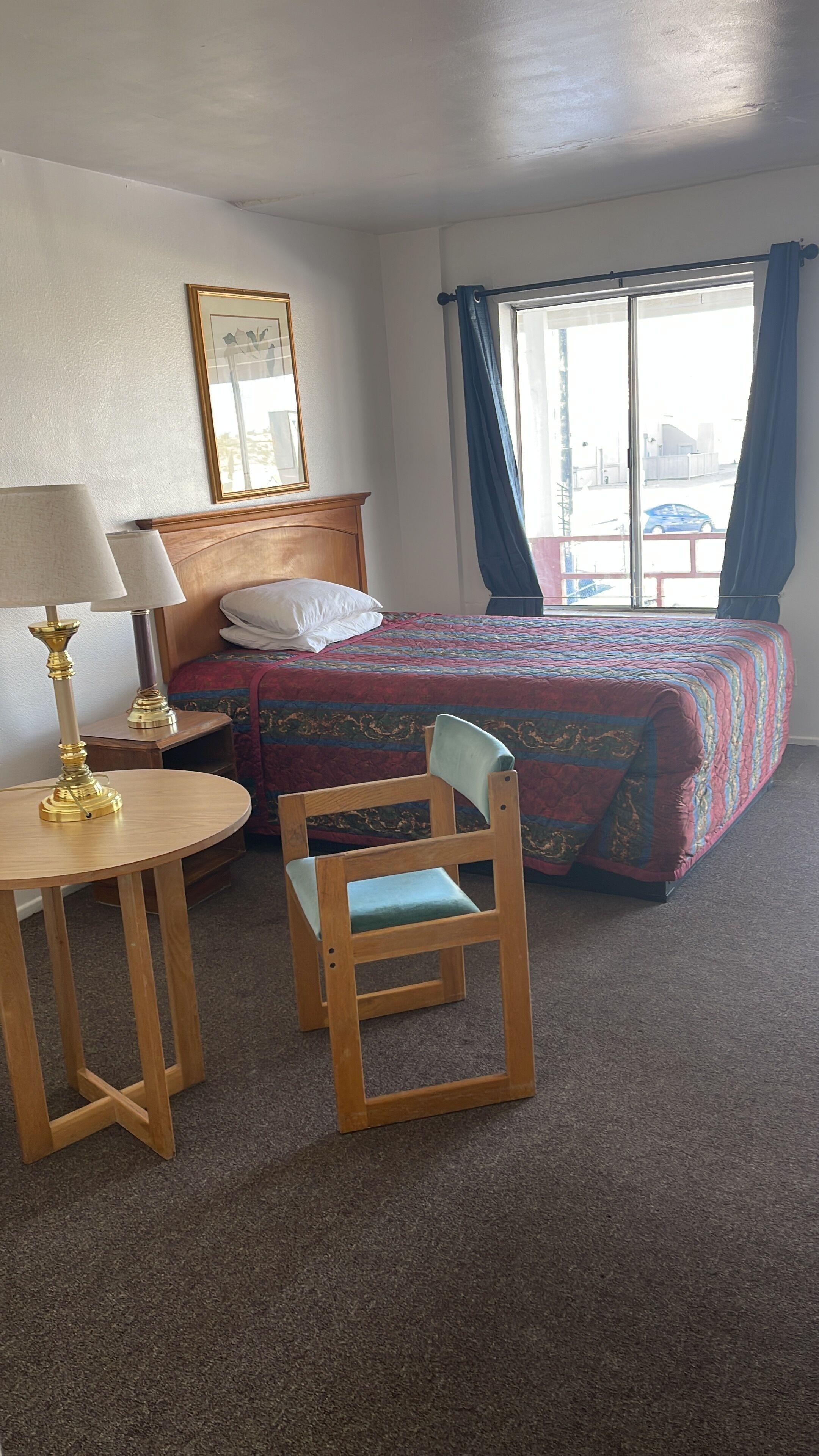 1 soverom, skrivebord, blendingsgardiner og sengetøy