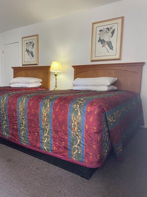 Standard Room, 2 Queen Beds - Ground Floor | Living area | Flat-screen TV - Economy Inn (Kingman)