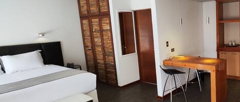 Standard enkelrum | Badrum | Badkar/dusch, djupt badkar, gratis toalettartiklar och handdukar