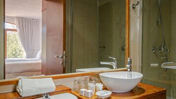 Bañera con ducha, bañera profunda, artículos de tocador gratuitos