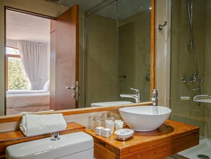 Habitación individual estándar | Baño | Tina con regadera, tina profunda, amenidades de baño gratuitas, toallas