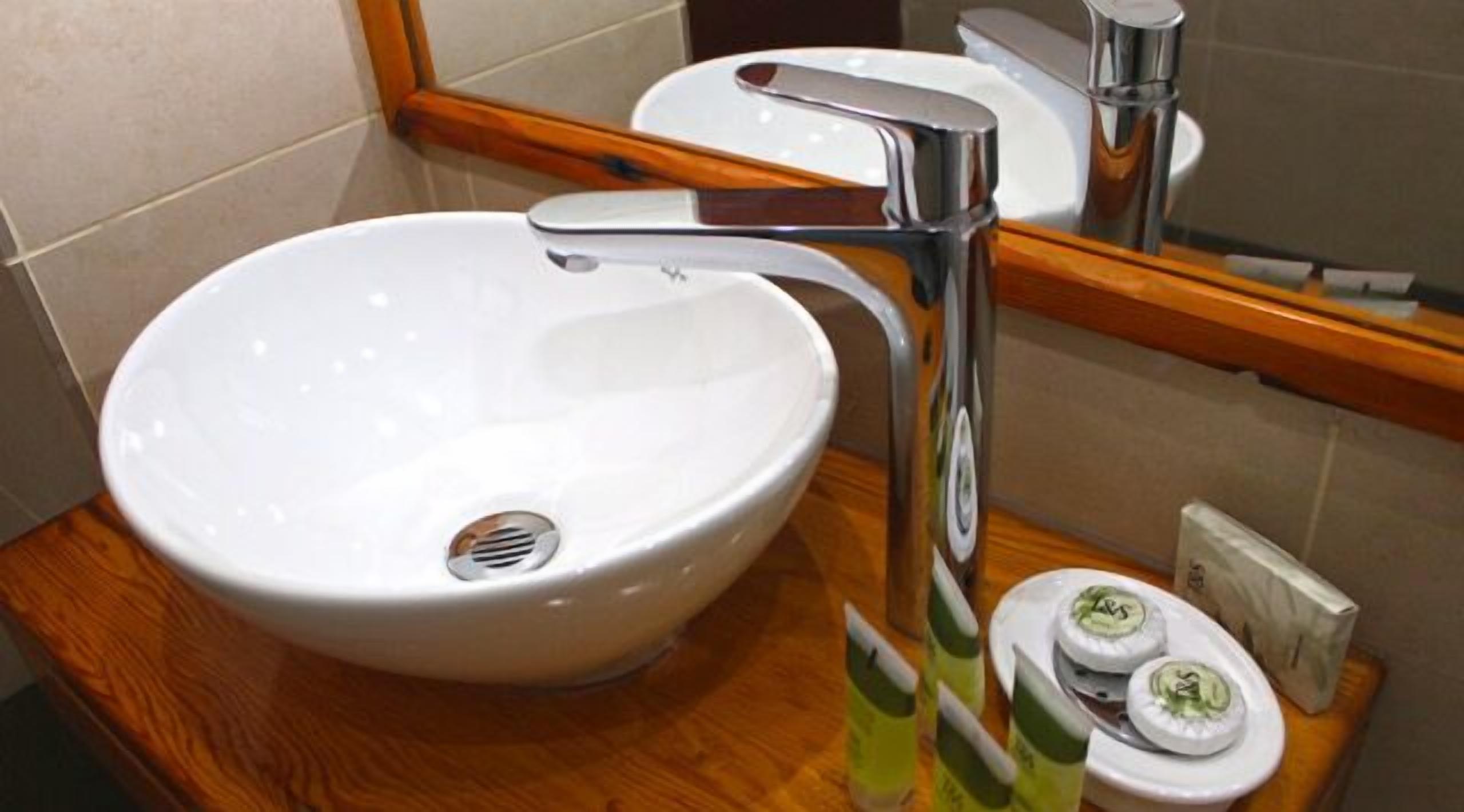 combined shower/bathtub, deep-soaking bathtub, free toiletries, towels