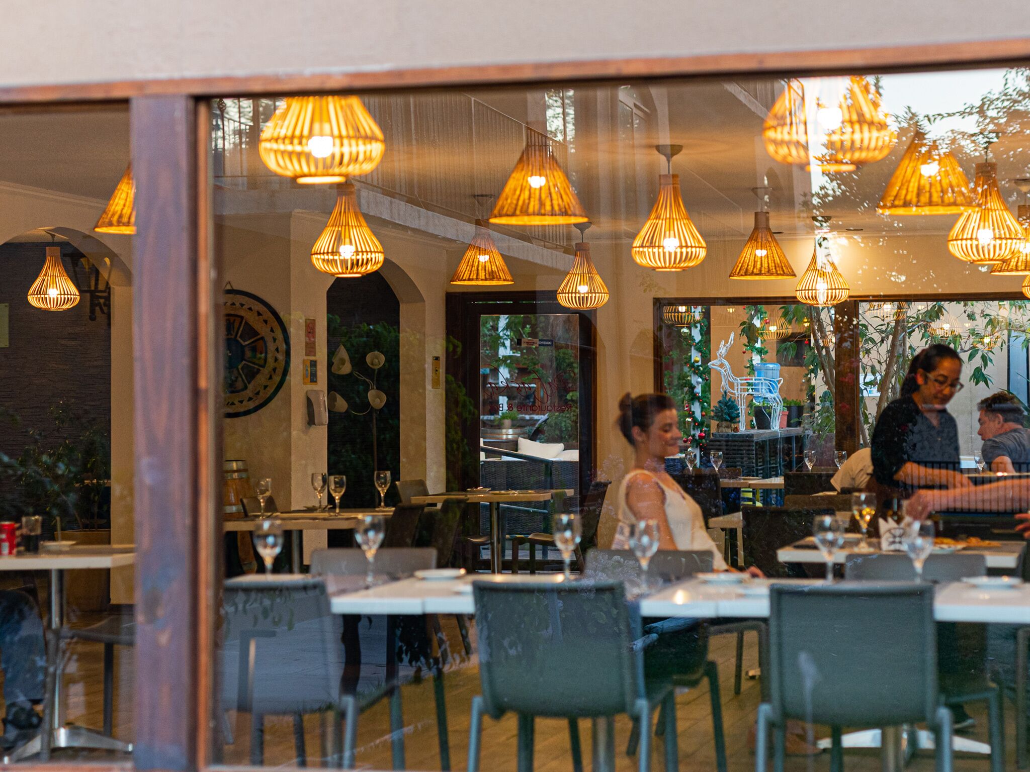 供应早餐、午餐和晚餐，地中海菜