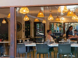 Se sirven desayunos, almuerzos y cenas; cocina mediterránea