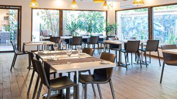 Breakfast, lunch, dinner served; Mediterranean cuisine