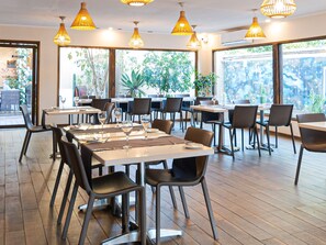 Breakfast, lunch, dinner served; Mediterranean cuisine