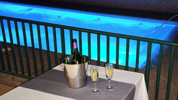 Una piscina al aire libre, sillones reclinables de piscina