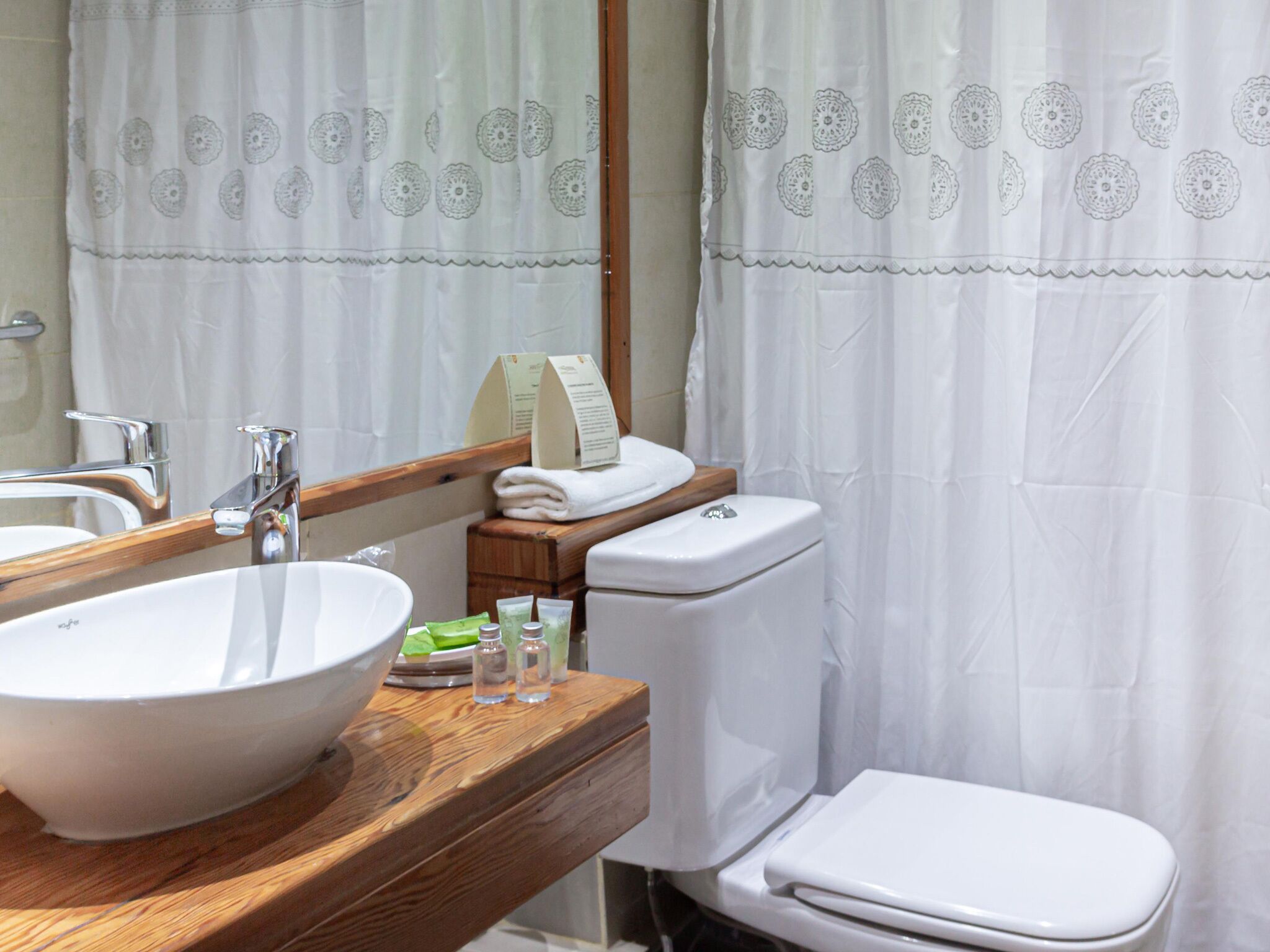 combined shower/bathtub, deep-soaking bathtub, free toiletries, towels