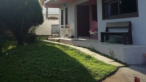 A two-story building with a balcony on the upper floor. - Santinho Hostel (Florianópolis)