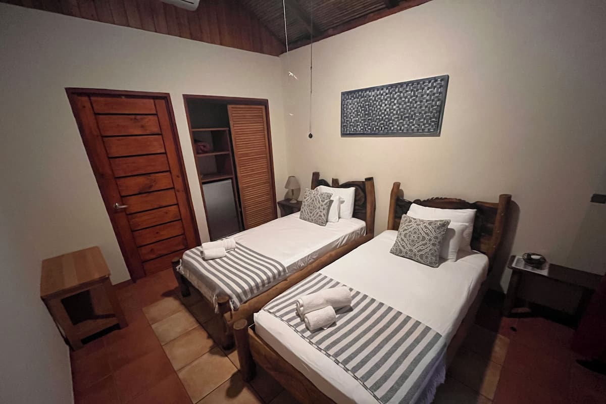 Chambre Standard, 2 lits une place | 2 chambres, coffres-forts dans les chambres, Wi-Fi gratuit