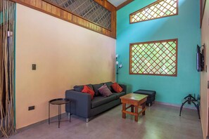 Family House | Living area | 37-inch flat-screen TV with satellite channels - Casa Merlin Lodge (Cahuita)