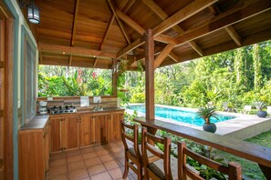 Bungalow Classic, 2 camere da letto, cucina, vista piscina | Angolo cottura privato | Forno a microonde nell'area comune