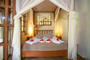 Classic Bungalow, 2 Bedrooms, Kitchen, Pool View | In-room safe, free WiFi, bed sheets