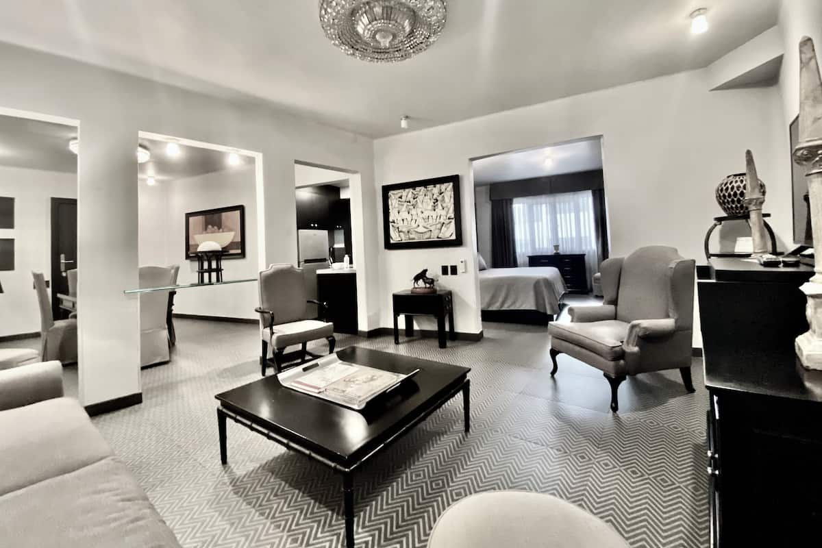 Suite (Suite B) | Down comforters, in-room safe, desk, laptop workspace