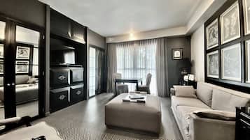 Suite (Suite A) | Living room | Flat-screen TV