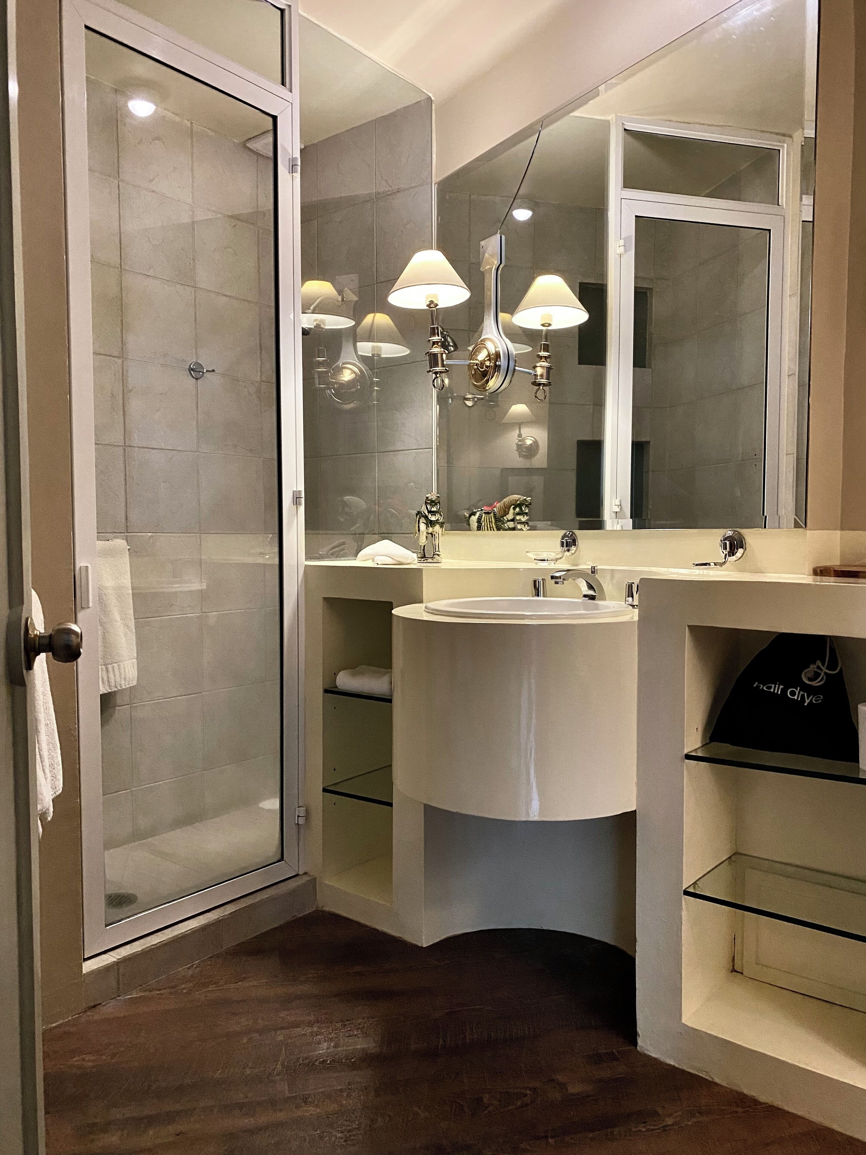 Suite (Suite 4) | Bathroom | Shower, free toiletries, hair dryer, towels