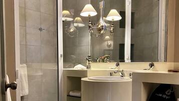 Suite (Suite 4) | Bathroom | Shower, free toiletries, hair dryer, towels