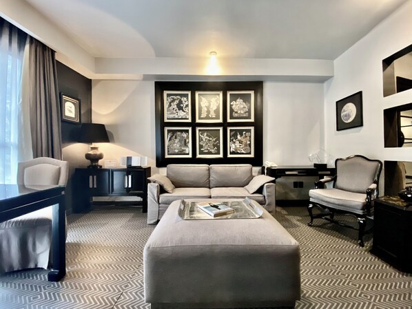 Suite (Suite A) | Living room | Flat-screen TV
