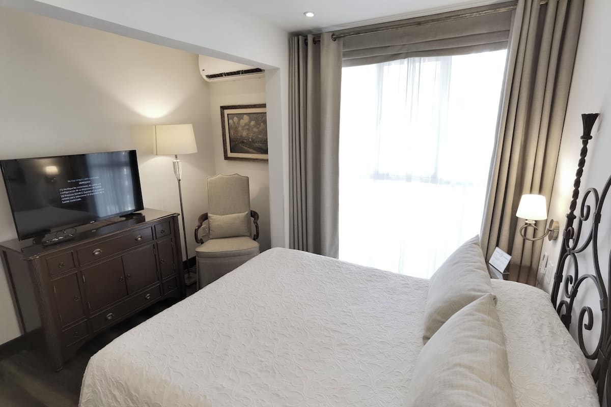 Down comforters, in-room safe, desk, laptop workspace