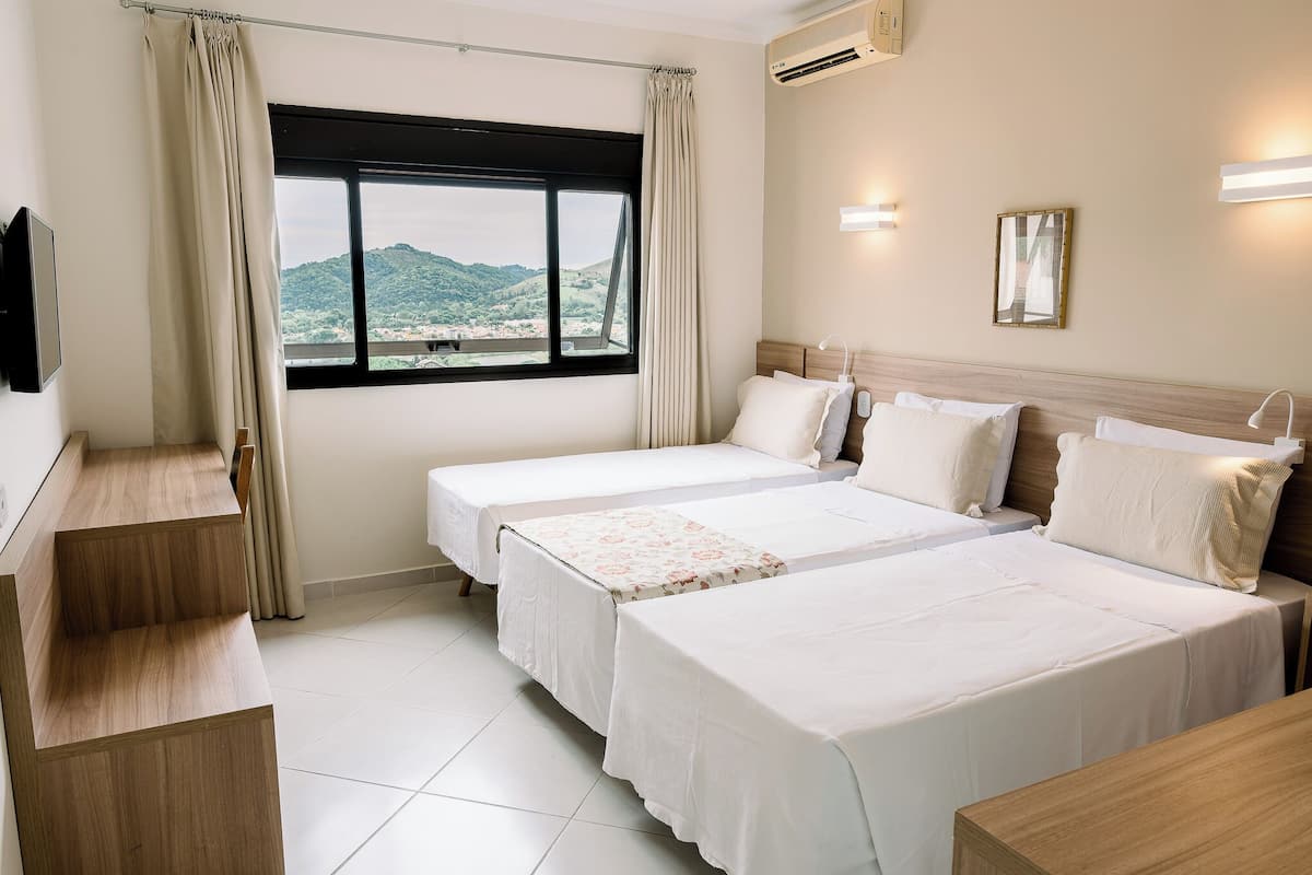 Minibar, escritorio y espacio para trabajar con laptop