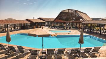 Indoor pool, 4 outdoor pools, pool loungers