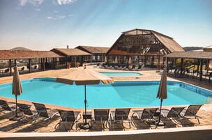 Piscina interna, 4 piscinas externas, espreguiçadeiras