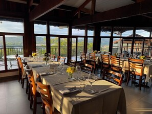 Café da manhã, almoço e jantar; culinária internacional 