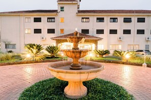 Front of property - evening/night - Guararema Parque Hotel (Guararema)