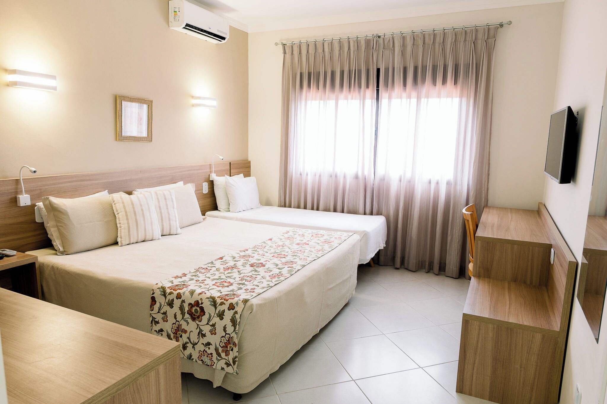 Quarto triplo standard (cama casal + 01 solteiro) | Frigobar, escrivaninha, espaço de trabalho para notebook