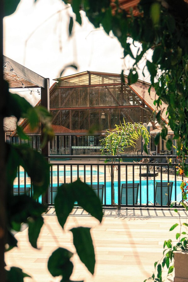 Piscina interna, 4 piscinas externas, espreguiçadeiras